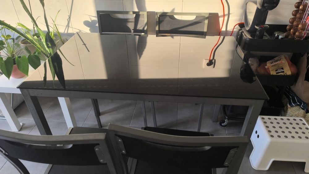 Conjunto Mesa de Vidro + 4 Cadeiras Metálicas – 110x70x75 cm