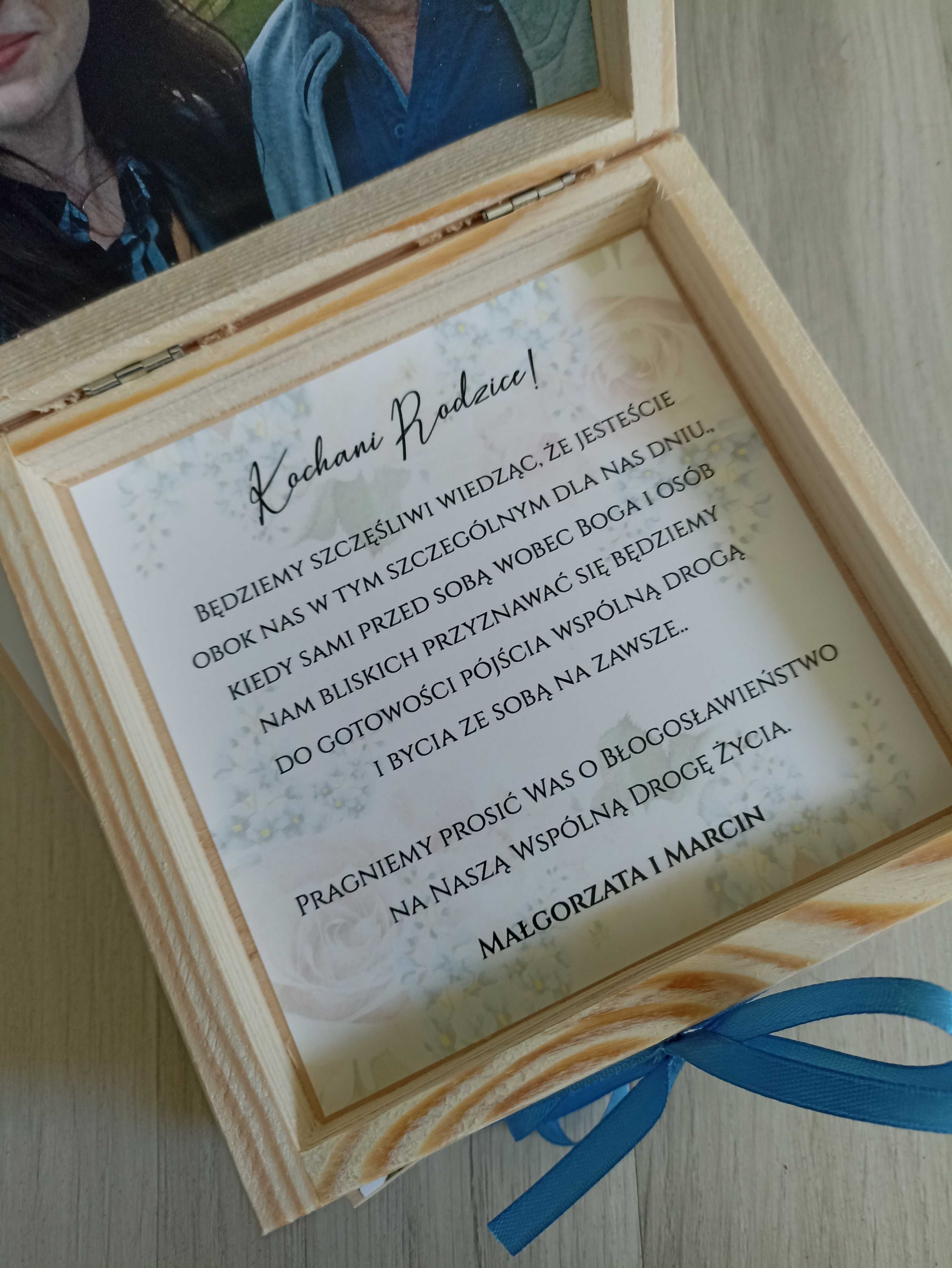 Drewniane zaproszenia dla rodziców na ślub - różany ogród