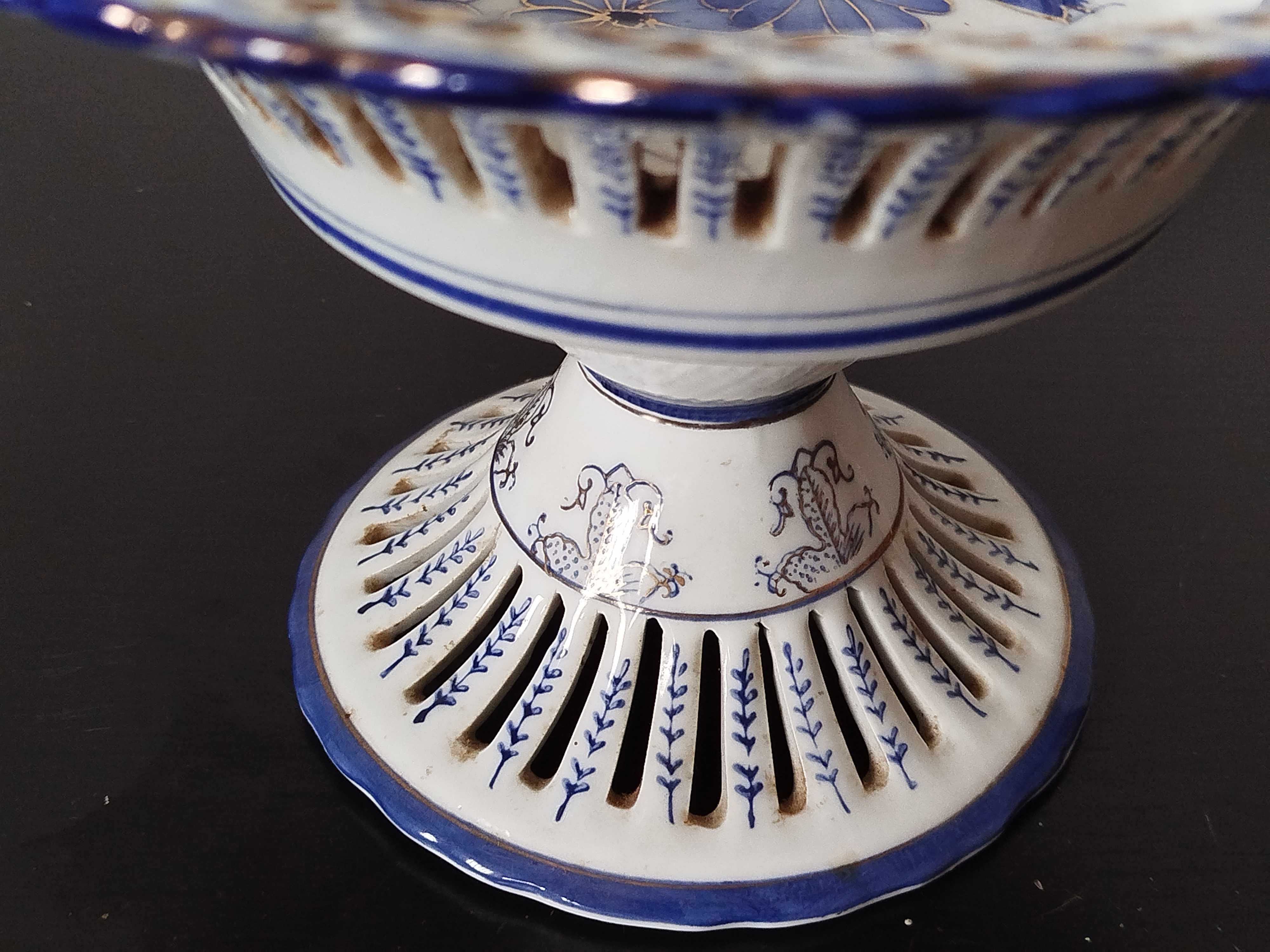 Peça de decoração de centro de mesa e com forma circular.