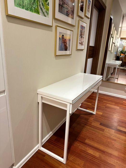 Biurko, toaletka, konsola Besta Burs ikea  jak nowa z szybą