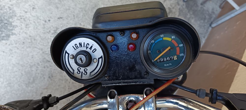 Motorizada antiga de 1981, Macal Minarelli em bom estado