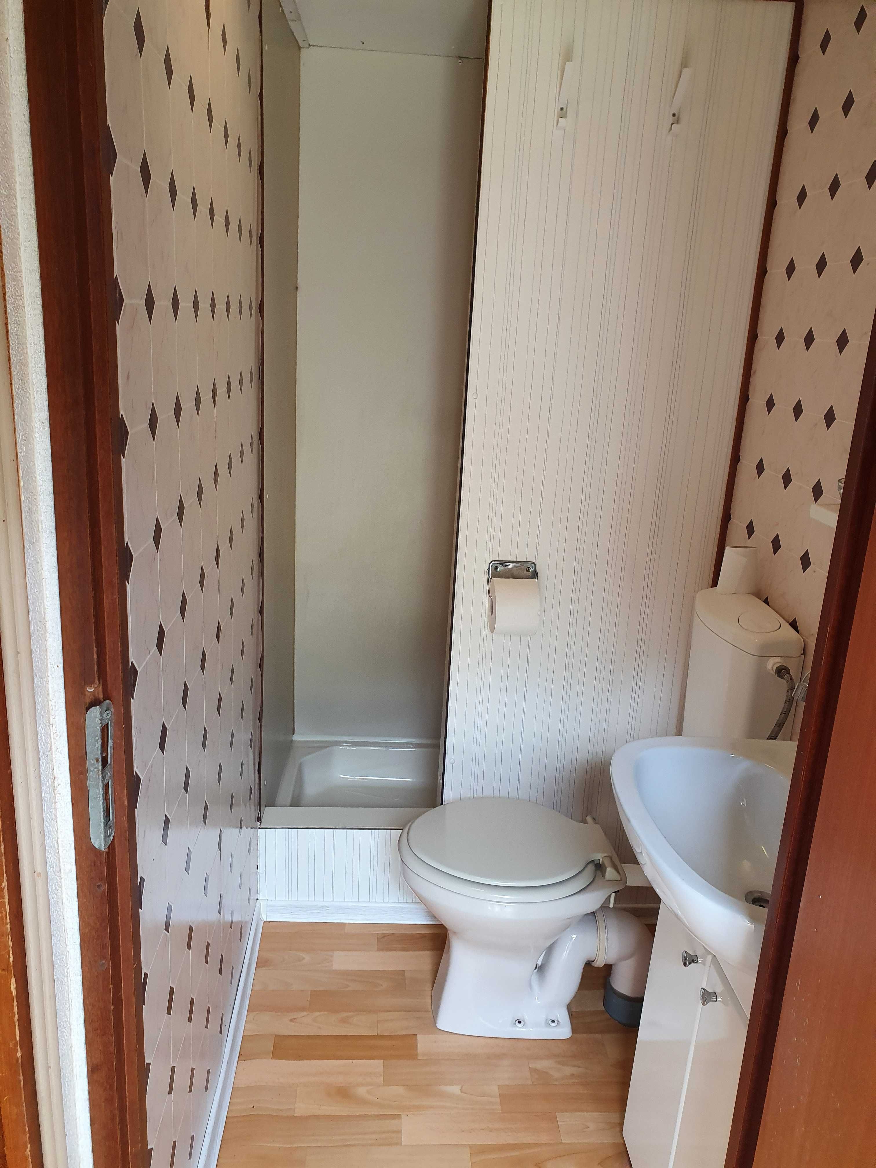 Domek nad jeziorem wśród lasów