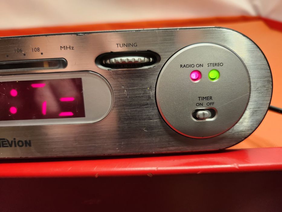 radiobudzik marki Tevion.