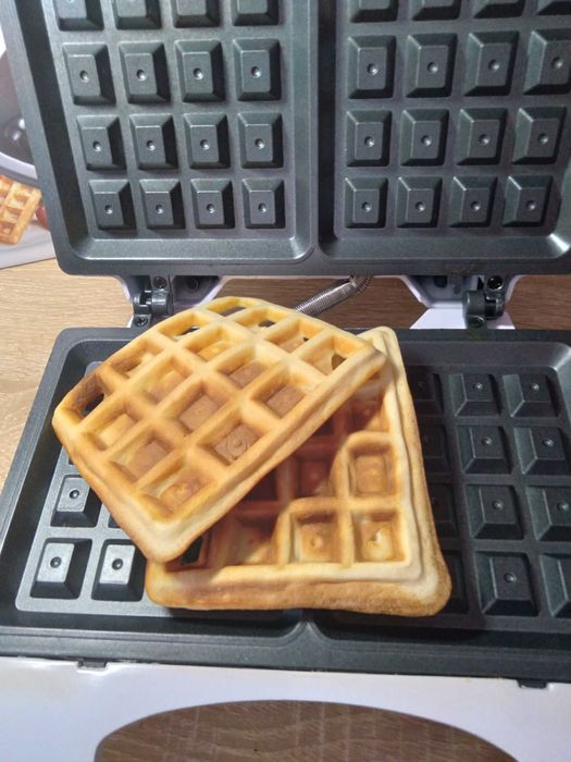 Вафельниця з антипригарним покриттям