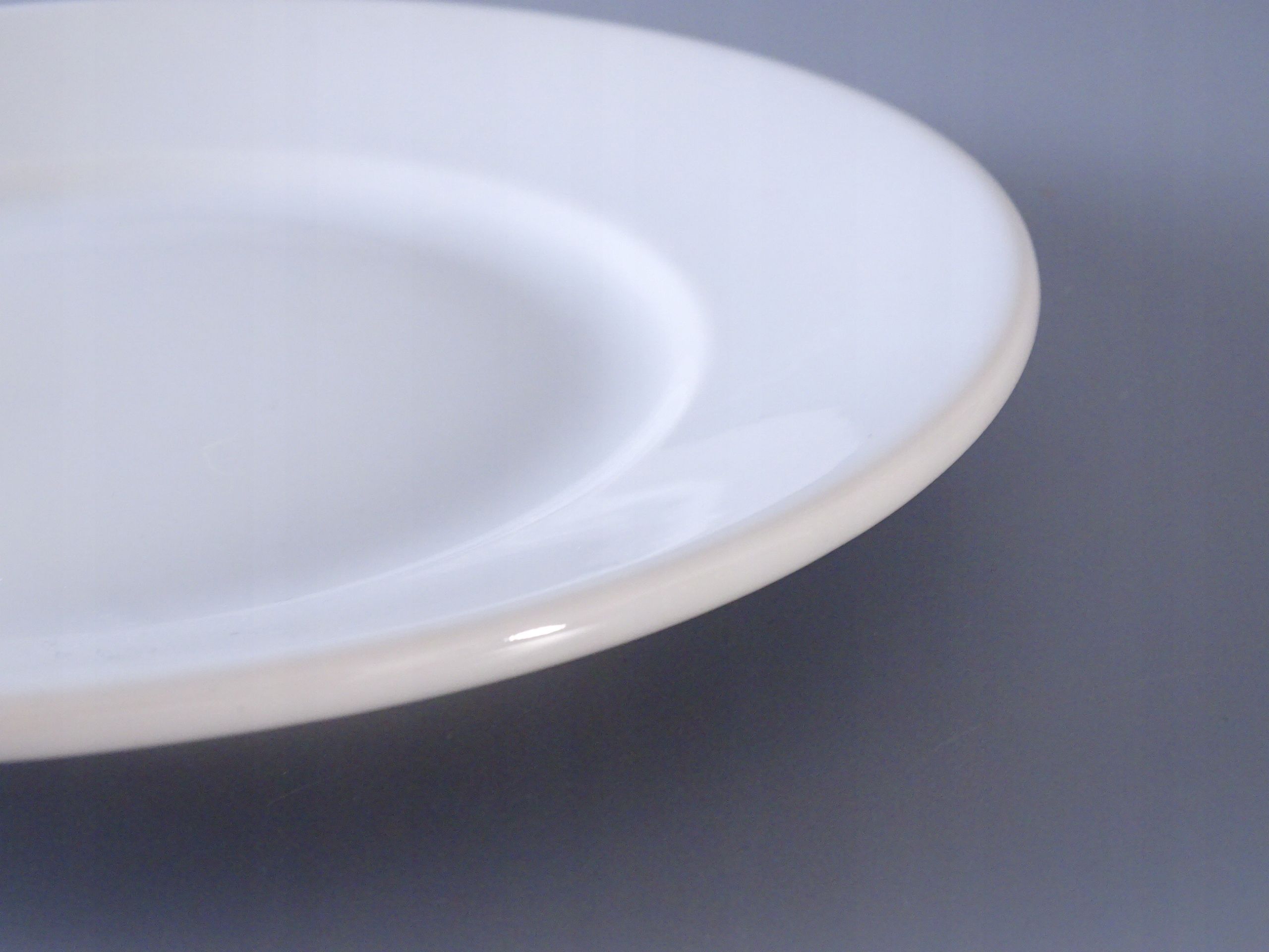 biały porcelanowy talerzyk gastronomiczny 1931-45r