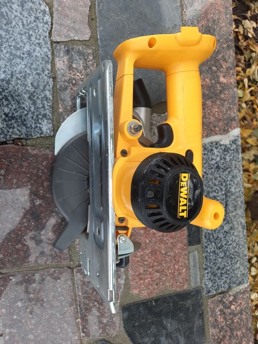 Акумуляторна циркулярочна пила DeWalt