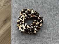 Duża gumka do włosów scrunchie w panterkę