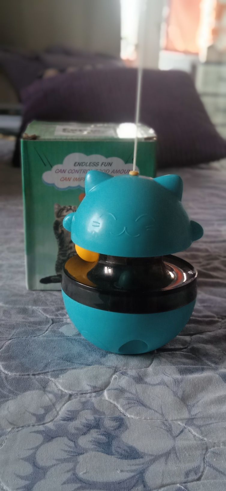 Игрушка неваляшка для кошек/ Интерактивная кормушка котов с шариками