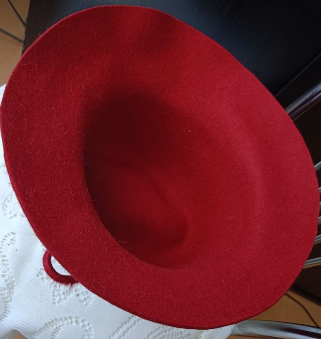 Kapelusz ręcznie robiony.