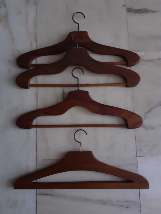 4 cabides antigos em madeira