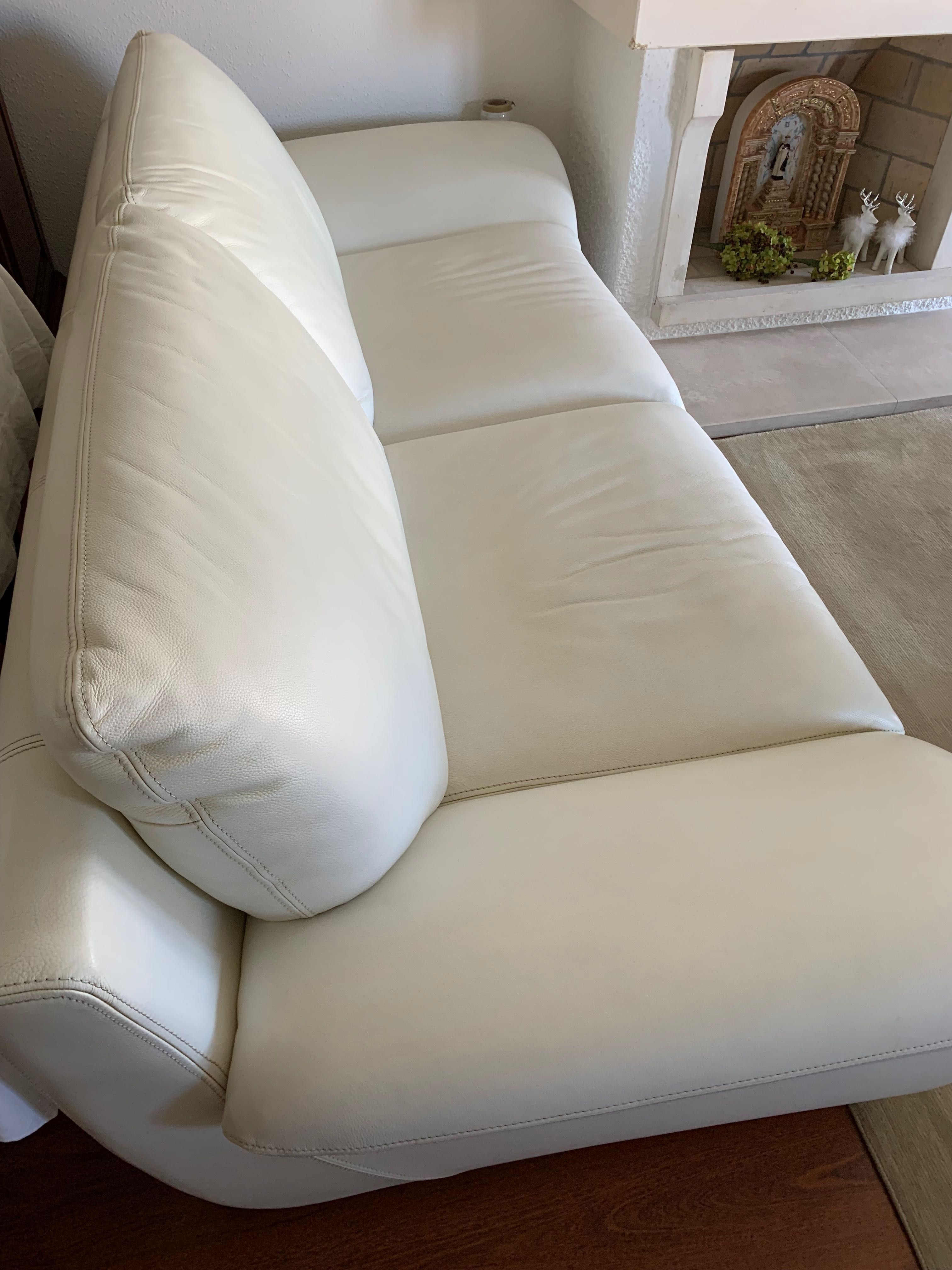 Sofá branco em pele de três lugares