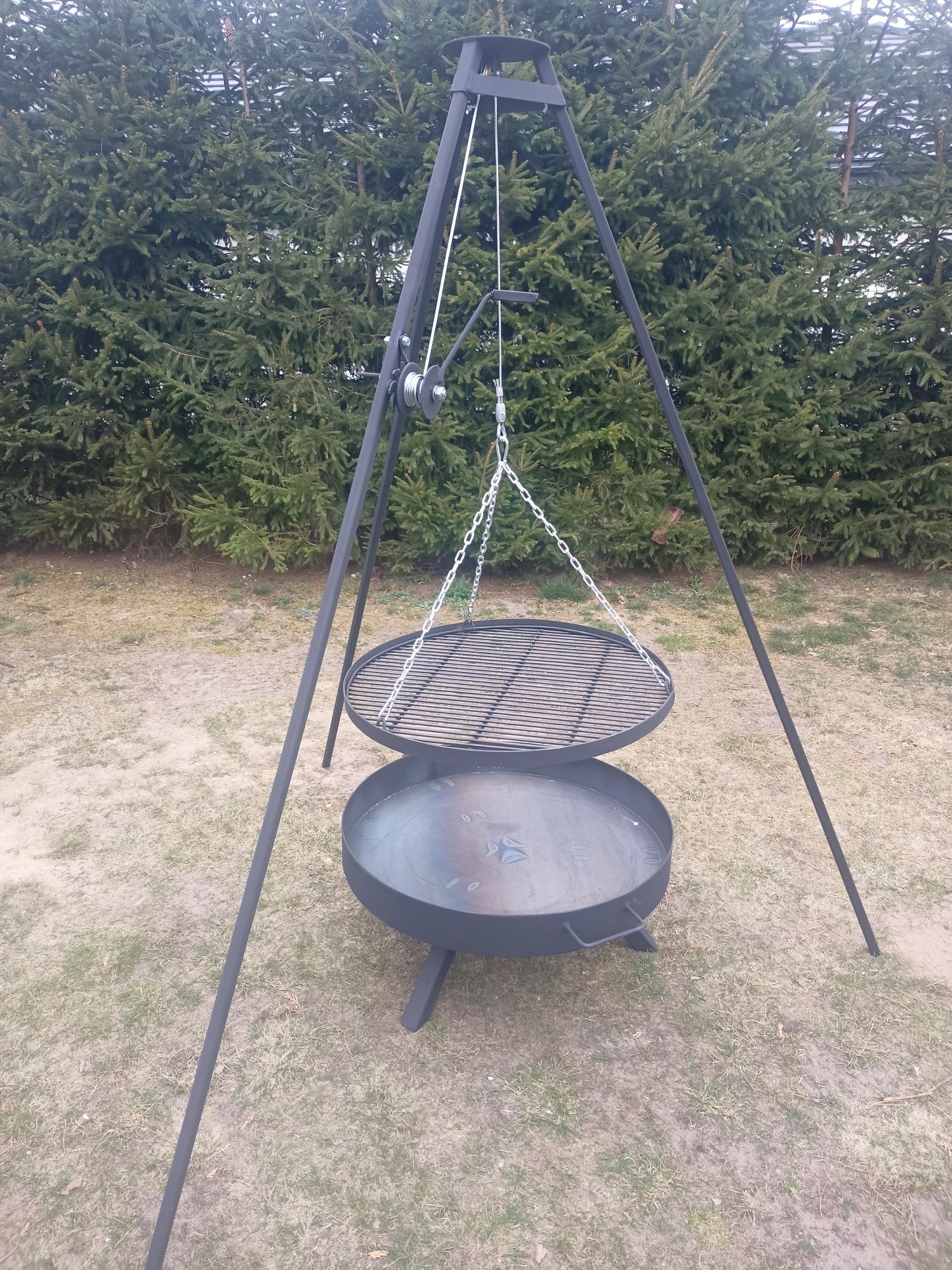 Grill trójnog z paleniskiem