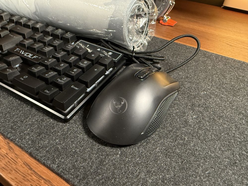 Tapete de mesa + rato + teclado