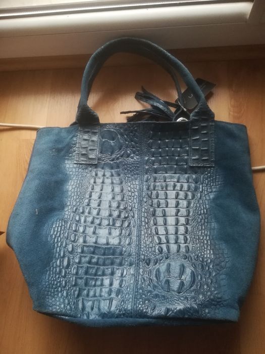 Sprzedam nową skórzaną niebieską torebkę.