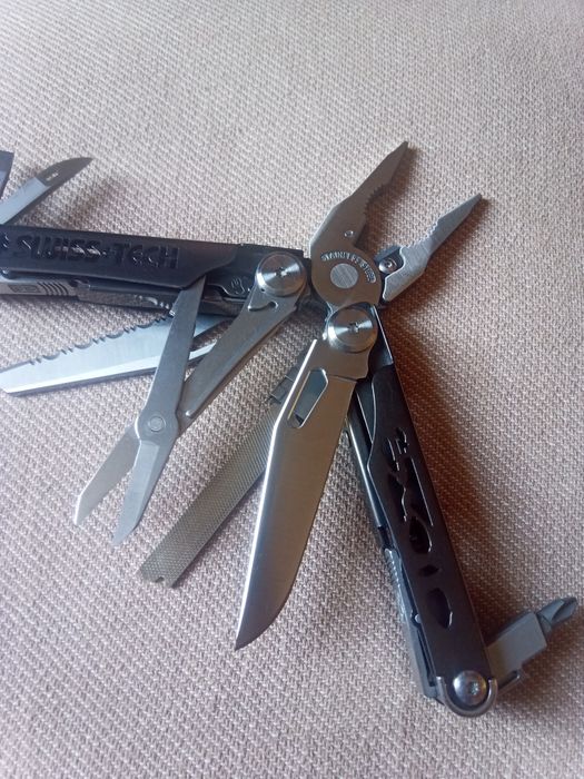 Багатофункціональний інструмент SwissTech 37 в 1