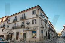 Prédio no Centro de Alcobaça com Comércio para Remodelar