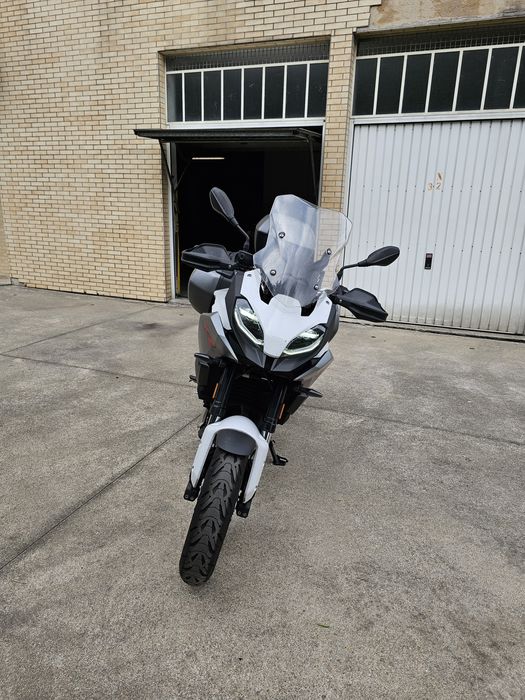 BMW F900XR Branca + pack de equipamento