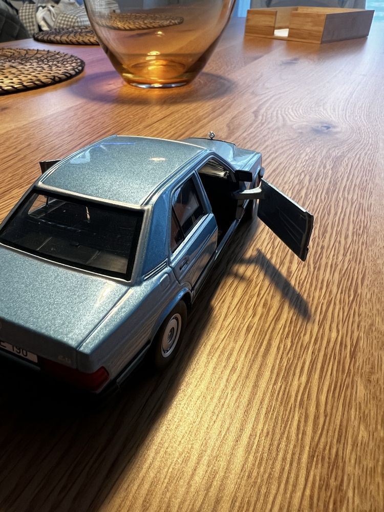 Minatura mercedes 190 burago 1/24