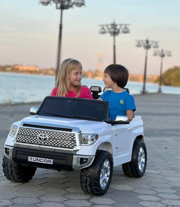 Машинка на радіо керуванні , дитячий електромобіль