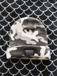 Czapka beanie Cropp Design Lab w stylu moro, uniseks, stan jak nowa.