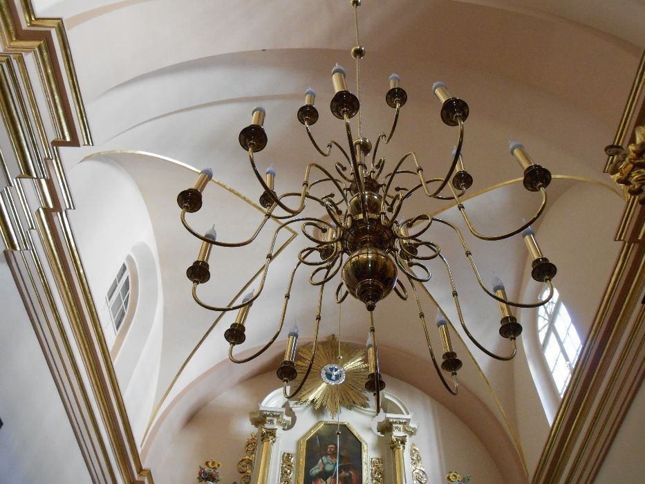 Duży mosiężny żyrandol