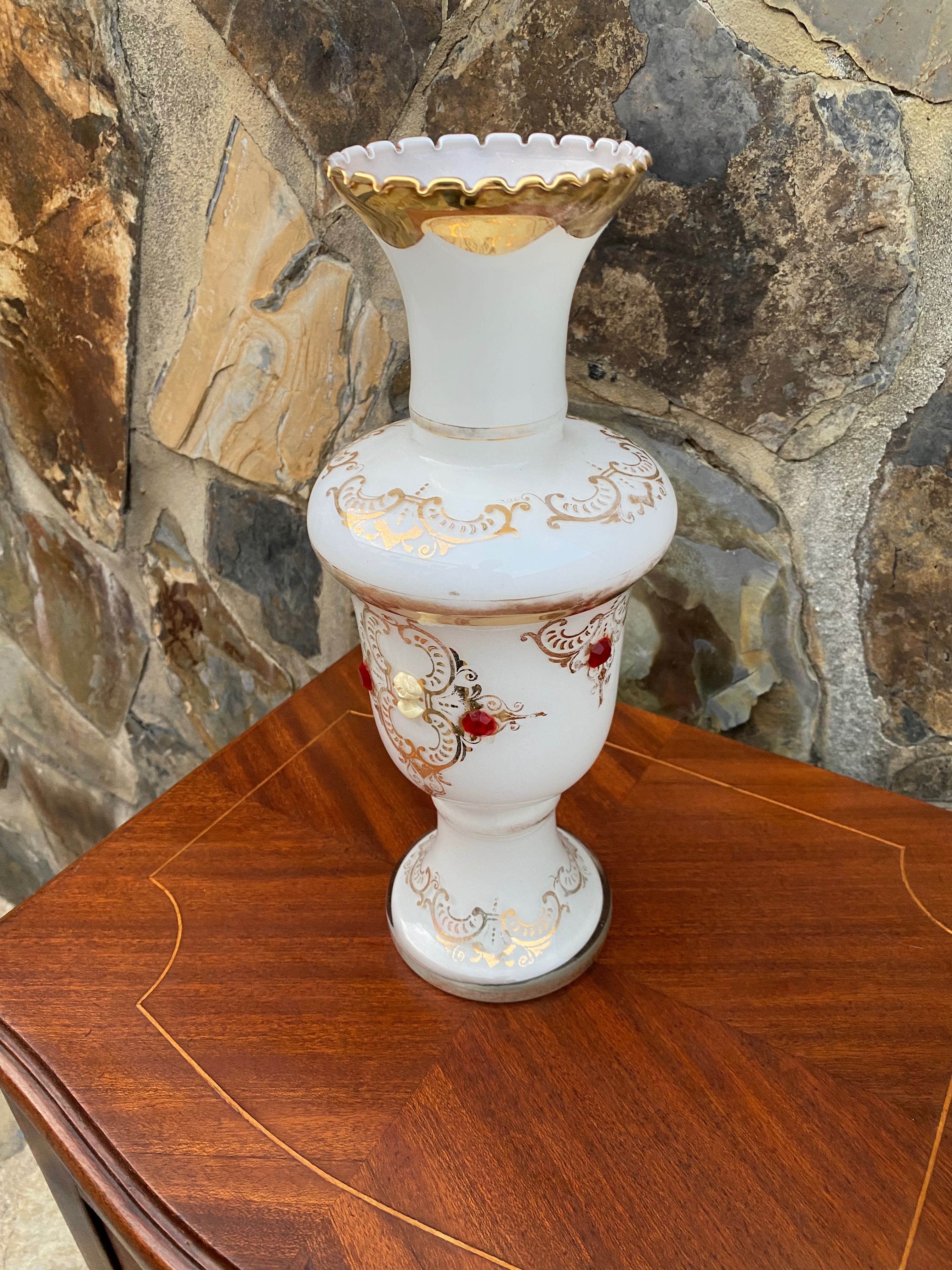 Jarra em Vidro Doublé com Camafeus 33 cm Antiga