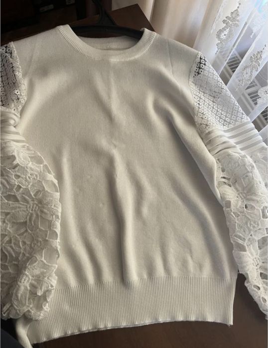 жіноча кофтина з пишним рукавом