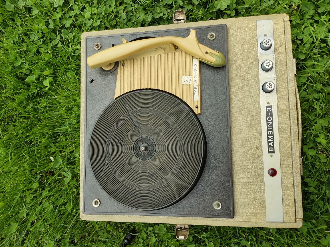 Gramofon Bambino 3 z całą walizką pocztówek i płyt