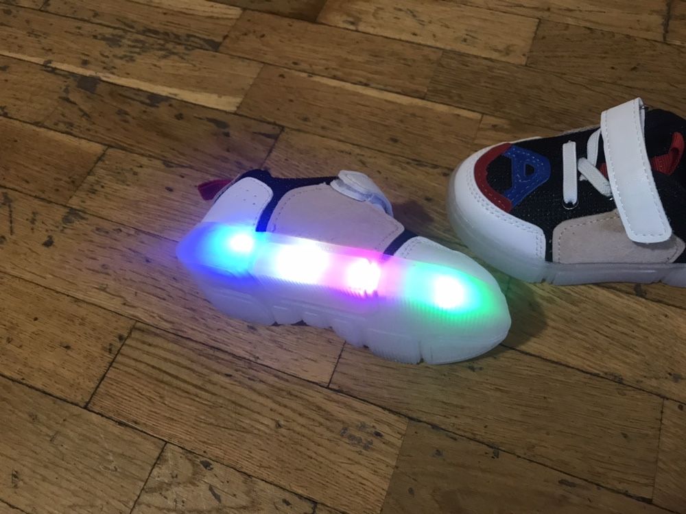Детские кроссовки со светящейся подошвой 1.5 лет (размер 22)