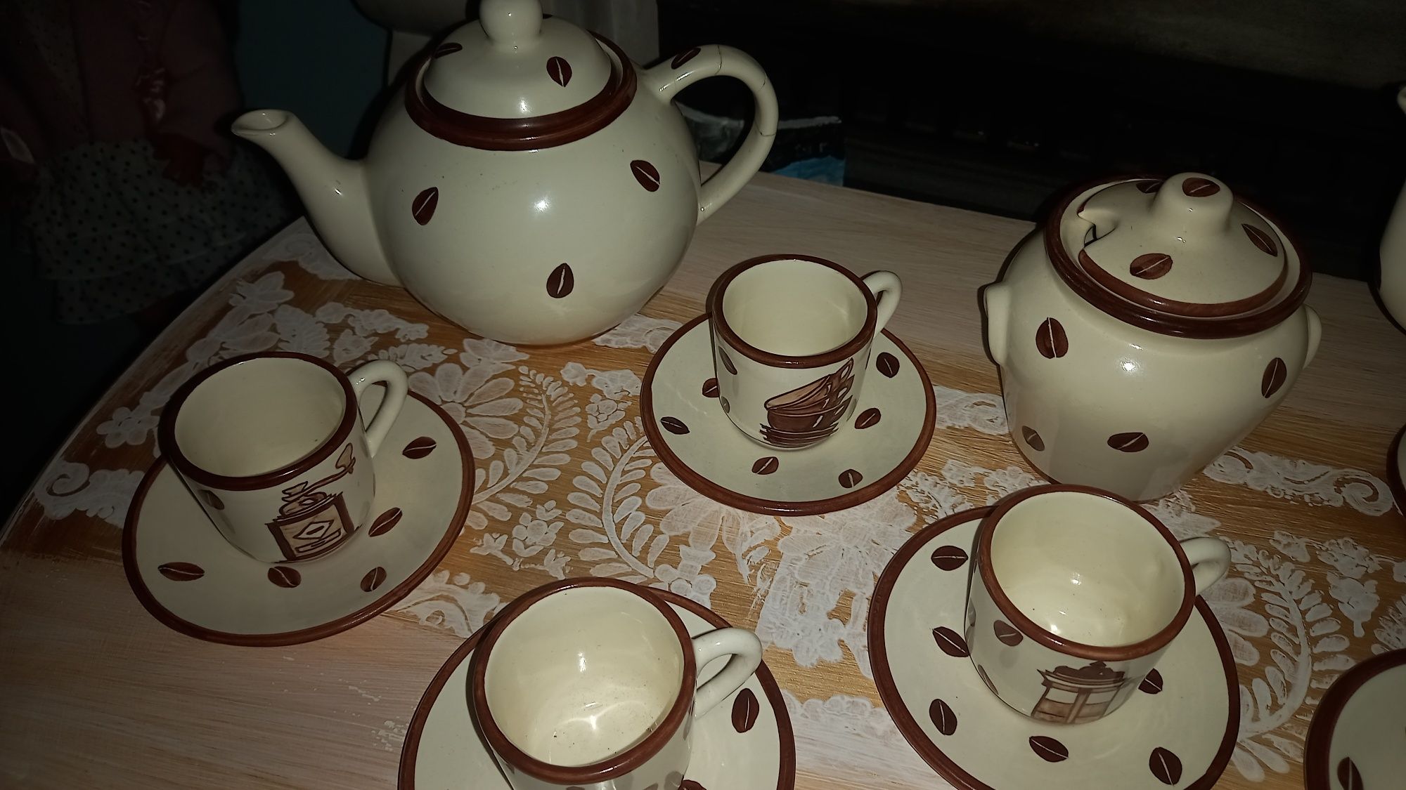 Conjunto de café,pintado à mão.
2 Bules
1 açucareiro 
6 chávenas.
6 pi