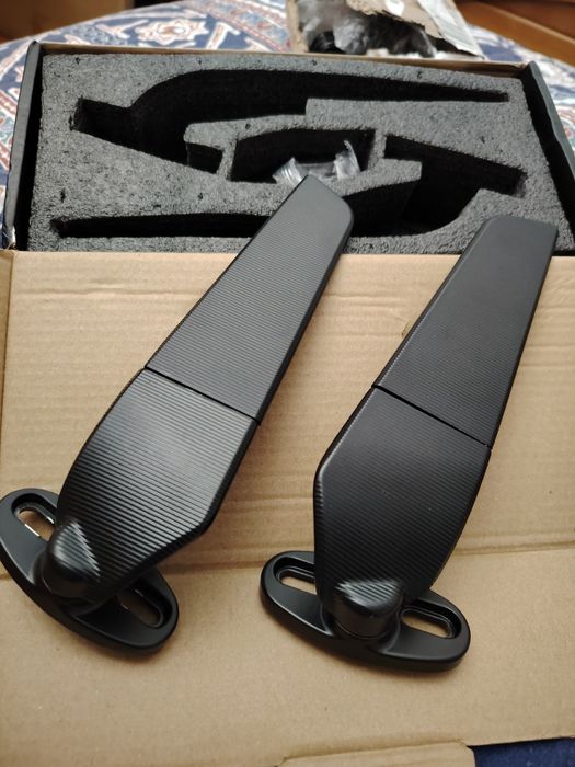 Espelhos novos na caixa rebatíveis dá para adaptar em várias motas.