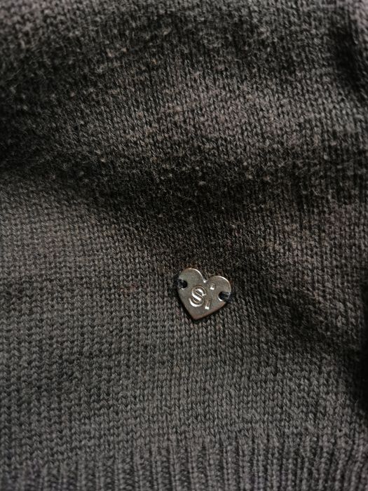 lekki czarny sweterek Sinsay, ze srebrnym serduszkiem, S/M
