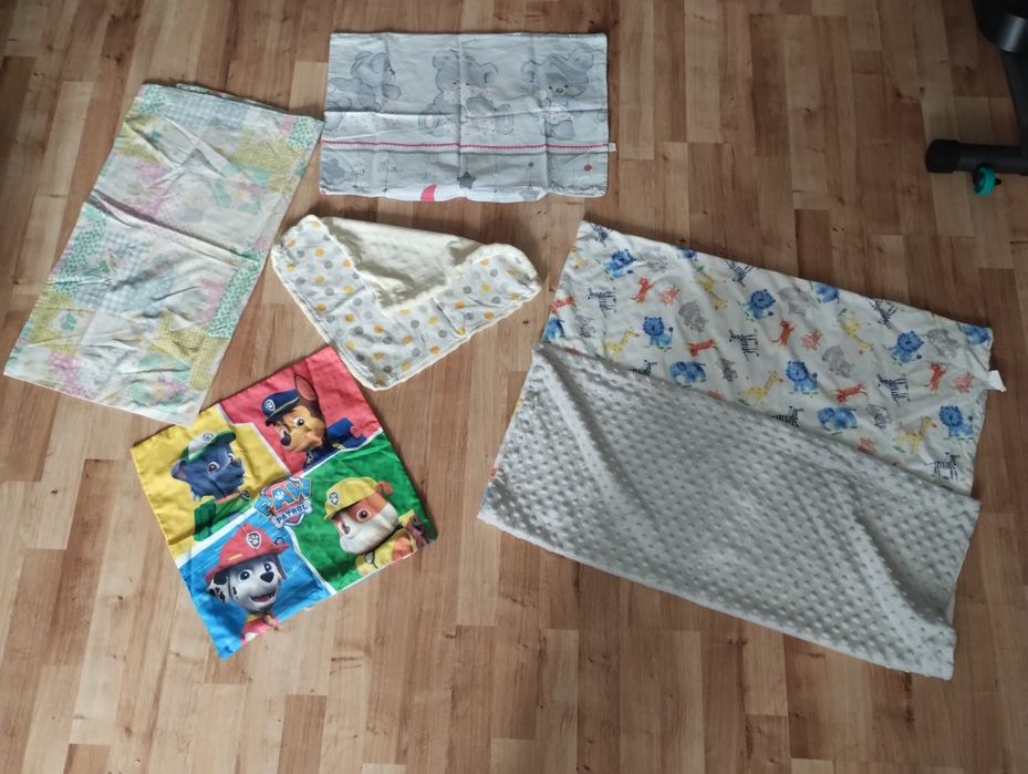 Dwa koce  niemowlęce dla chłopca, plus poszewki na poduszki