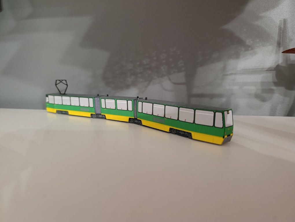 Model kartonowy zabawka pociąg miejski autobus szynowy tramwaj 
Konsta