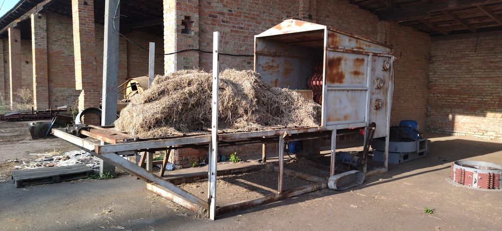 Розривач тюків до соломорізкі.