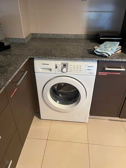 Maquina de roupa Samsung na zona da Nazare, Leiria.