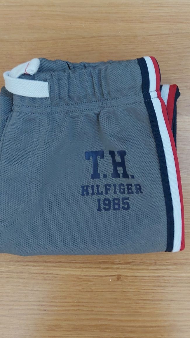 Tommy Hilfiger nowe mega spodenki dresowe r 4-5 l/110-116 cm