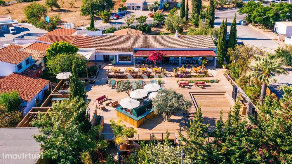 Restaurante ao Ar Livre com Deck de Madeira e Ambiente Tropical Envolv