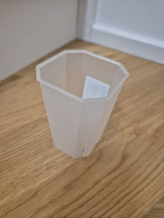 Wysoka doniczka kwadratowa śr.7cm