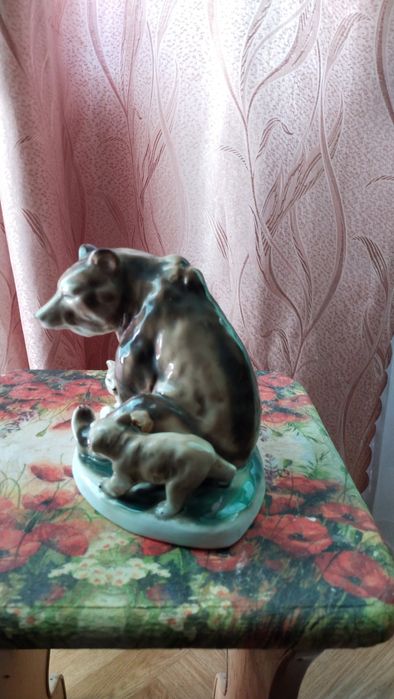 Продам фарфоровую статуэтку