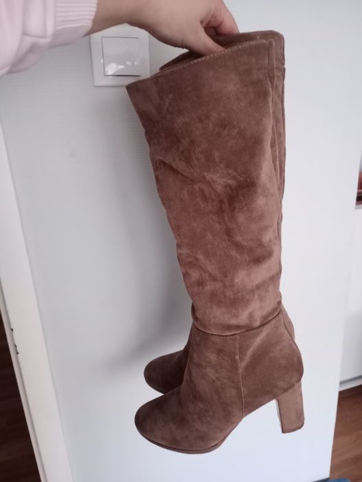 Długie zamszowe kozaki damskie na obcasie słupku