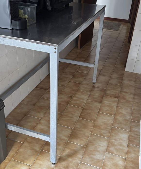 Bancada de inox, ideal para cozinhas industriais