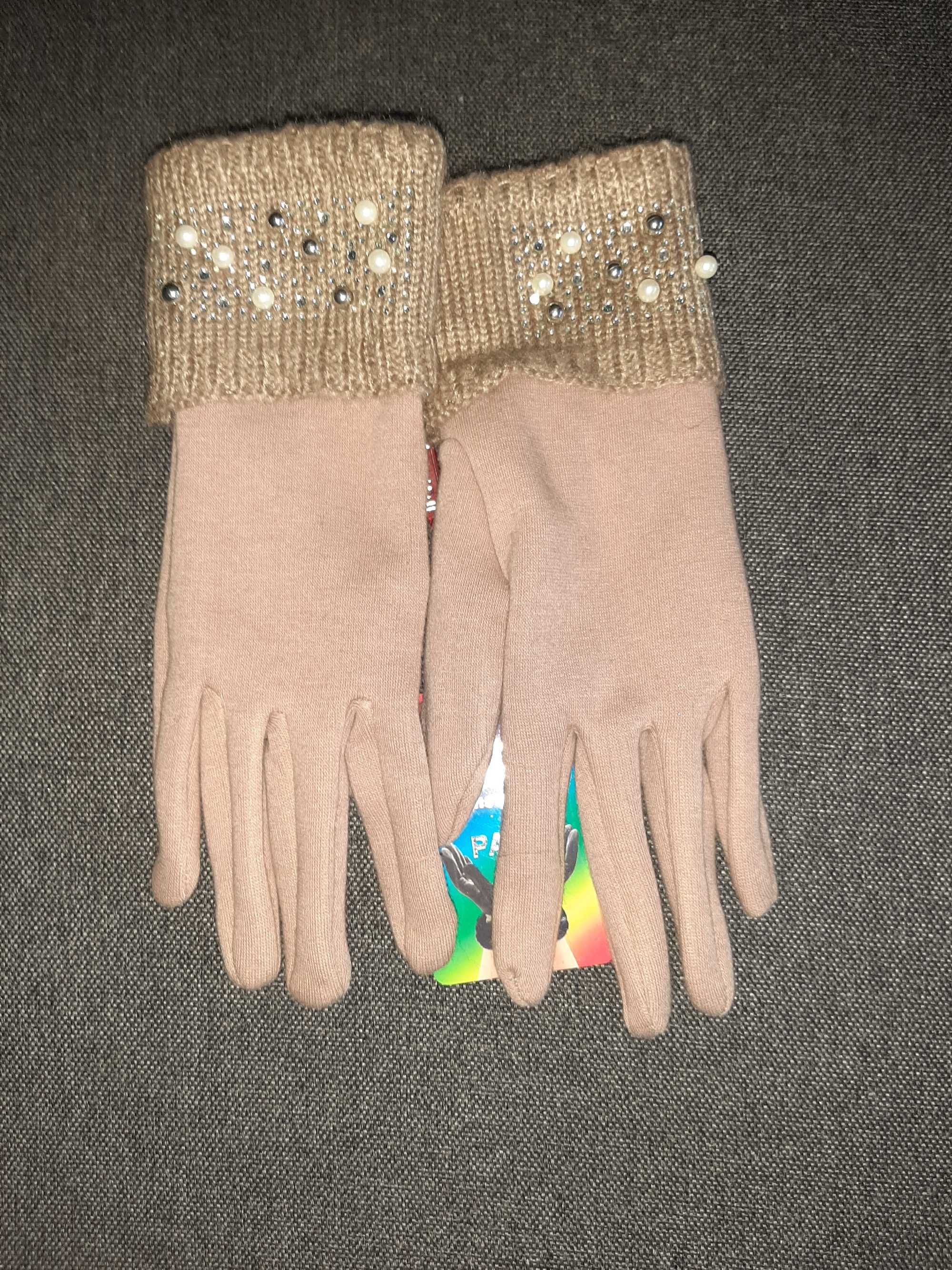 Перчатки с украшением