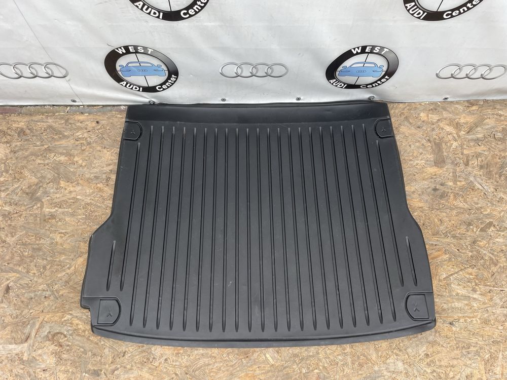 8R0.061.180 Audi Q5 8R Коврик Задній Резиновий в Багажник