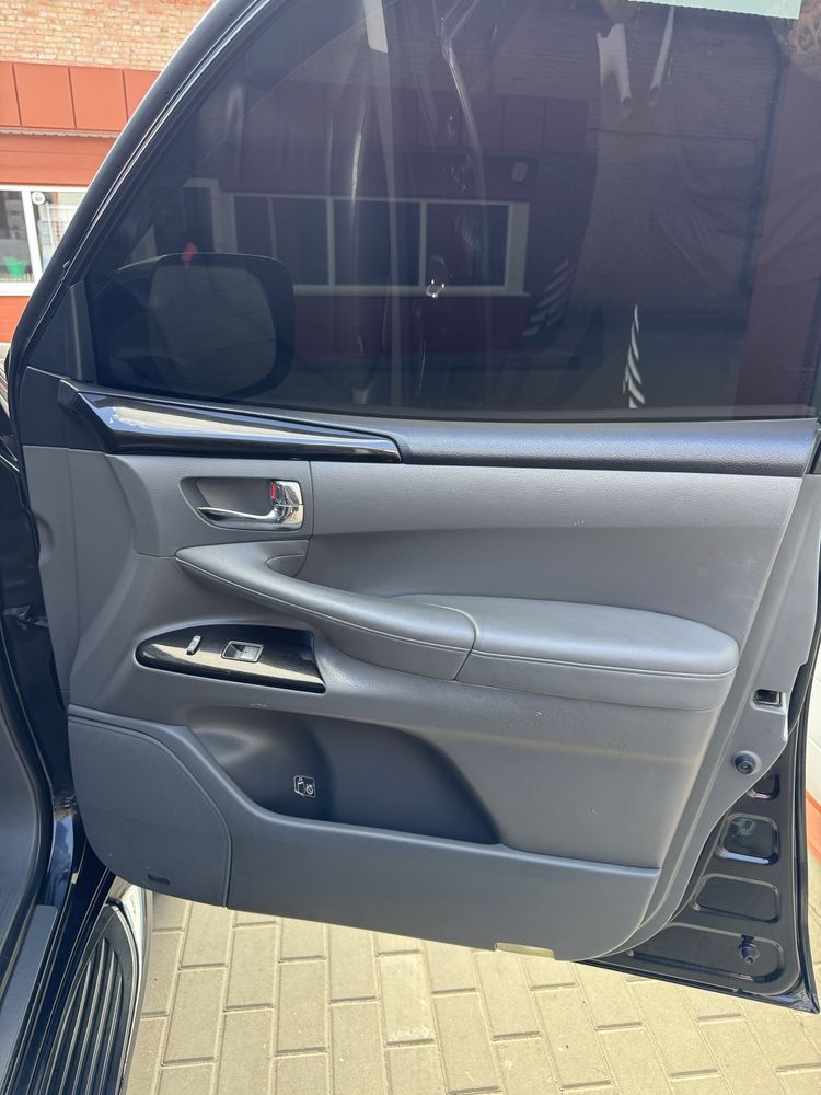 Lexus LX 570 5.7 газ/бензин black edition