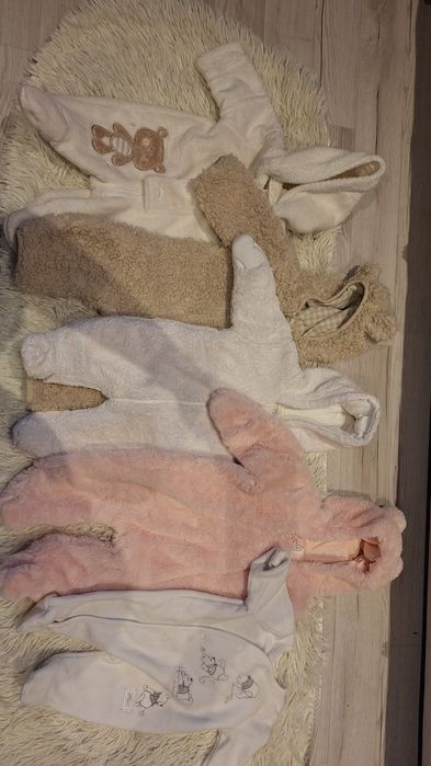 Paka kombinezonów i otulacz do fotelika