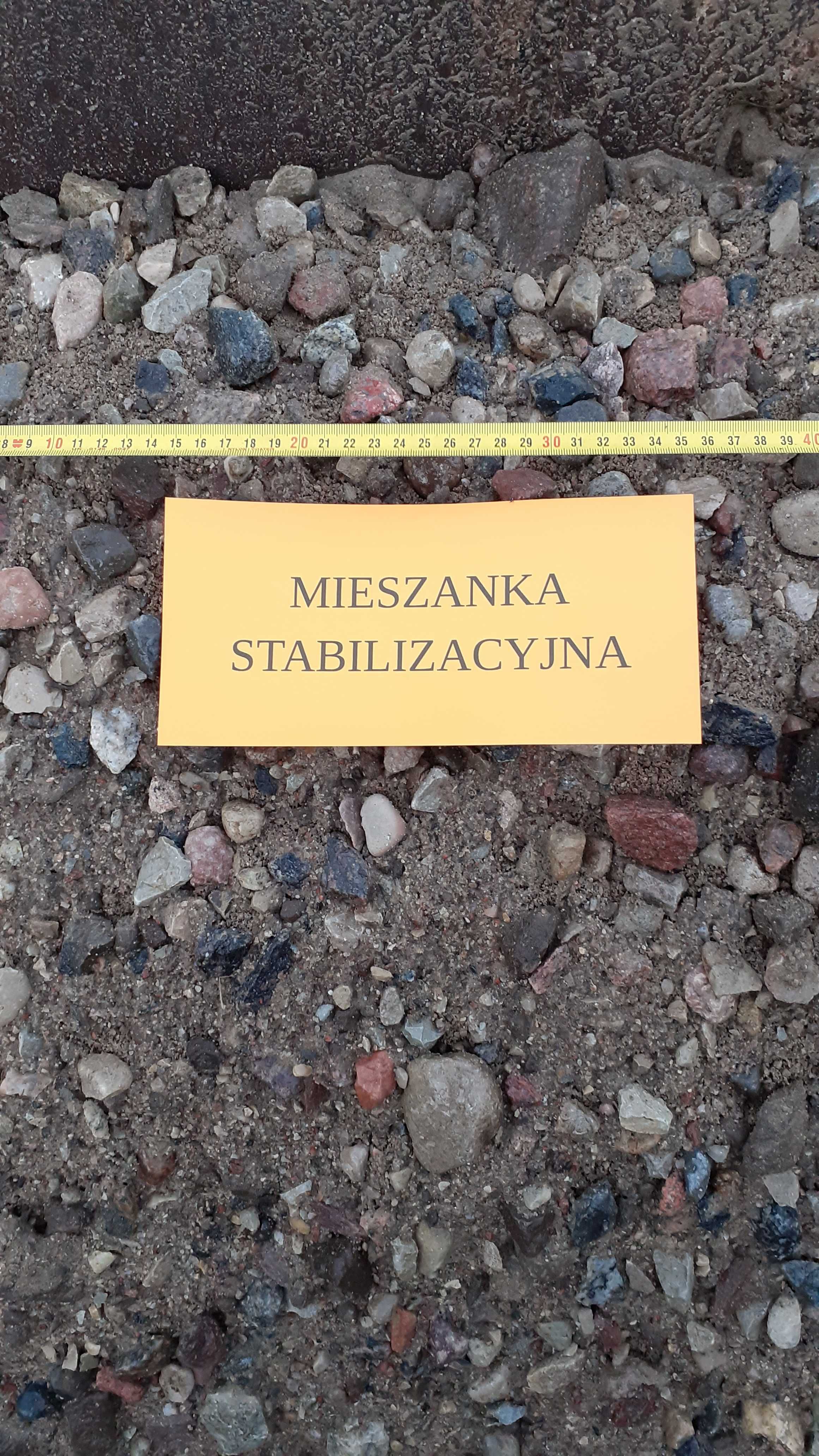 Żwir drenażowy, piasek, ziemia.