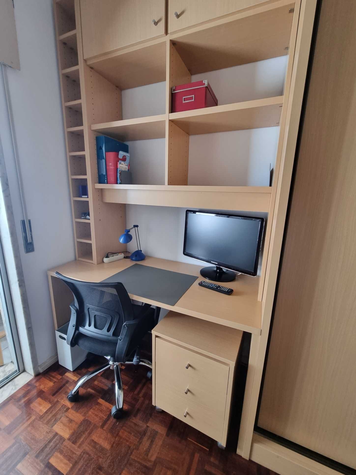 Excelente quarto muito bem equipado.
