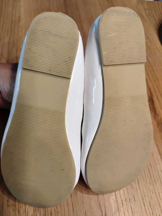 Białe balerinki lakierki H&M 29