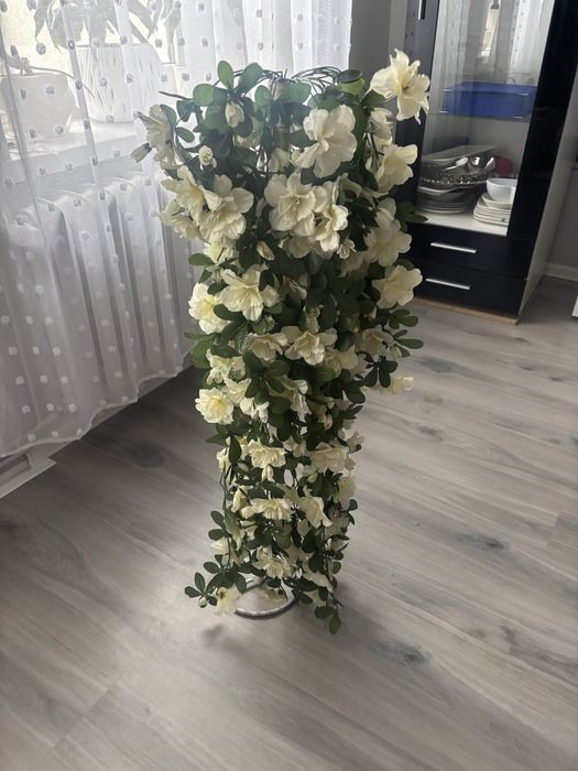 Stojak ze sztucznymi kwiatami